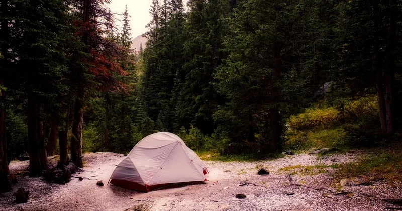 Camping sauvage : ce que la loi autorise vraiment